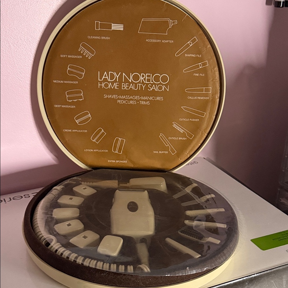 Ladybug Salon Compact Makeup Case — Cream - Picture 2 of 3